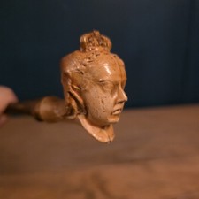 The Splendid Antique Queen Victoria Pipe is a piece of great historical value.