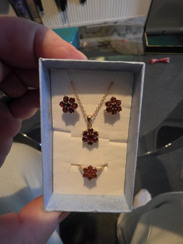 9ct gold daisy - daisy, garnet