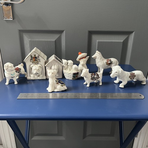 Crested ware dogs - , of