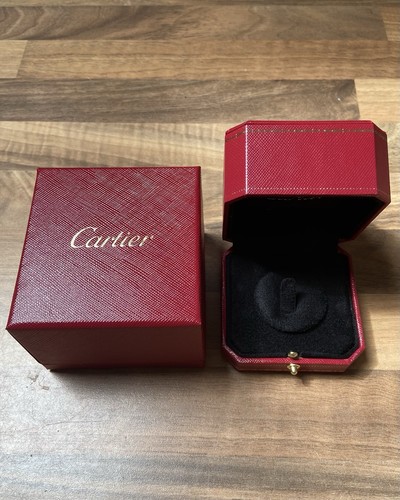 Cartier ring presentation - presentation, box