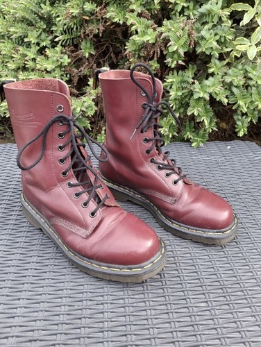 Martens hole size 8 - hole,