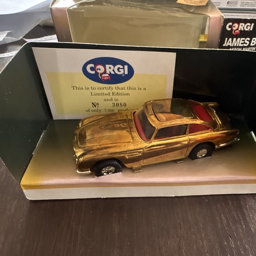Corgi james bond aston martin - james,