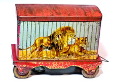 RARE ANTIQUE FIGURAL CIRCUS TRAILER"MENAGERIE"CRAWFORDS BISCUITS TIN 1911 WHEELS