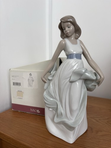 Lladro beautiful lady - beautiful, walking