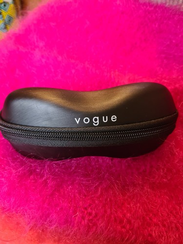 Vogue black zip - shut, semi-hard