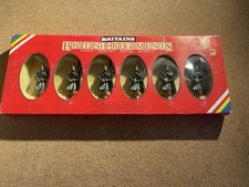 BRITAINS 7242 BRITISH GORDON HIGHLANDERS CEREMONIAL PIPERS METAL SOLDIER SET