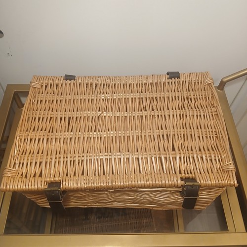Large vintage wicker picnic - large,