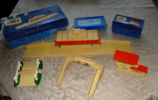 Hornby Dublo Boxed D1 through stn, footbridge, signal box & level crossing