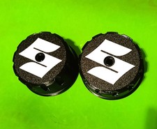 COPPIA TAPPO COPRIMOZZO NERO LOGO BIANCO PER SUZUKI SAMURAI SANTANA SJ410 SJ413