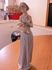 A STUNNING  LLADRO / NAO 1350 "MY LITTLE BOUQUET" FIGURE.