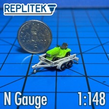 N Gauge Ride On Mower / Lawn Tractor with Transporter Trailer - Green