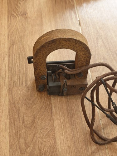 Antique horseshoe magneto - antique,