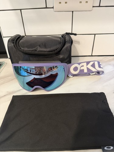 Oakley flight tracker - flight, m