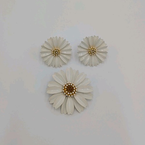 Vintage crown trifari - crown, white
