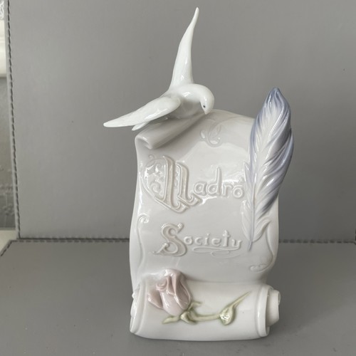 Lladro 7677 collectors society - collectors,