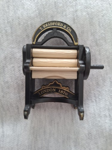Mangle fridge magnet - mangle,