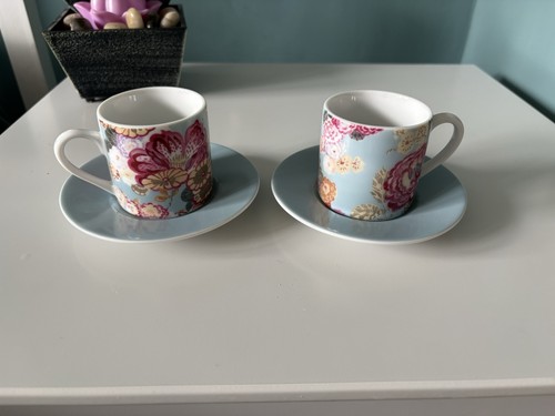 Pair pretty porcelain - pair,