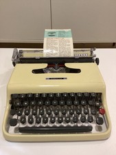 OLIVETTI LETTERA 22 TYPEWRITER. PICA FONT. 10 CPI SPANISH LAYOUT. 1960s.