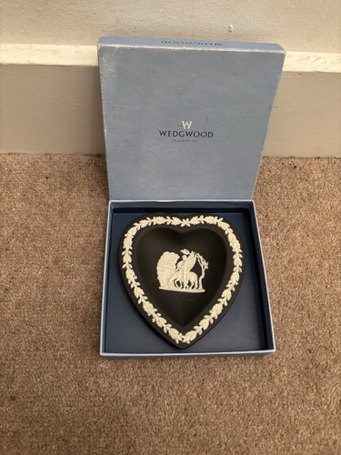 Wedgwood black basalt heart - black,