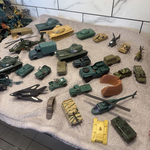 Plastic military vehicle - vehicle, lot