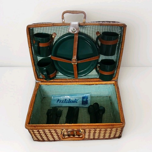 Vintage person picnic - 4, basket