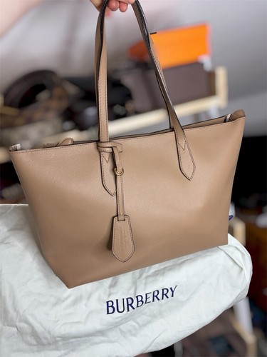 Burberry beige calfskin - beige,