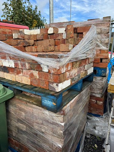 Reclaimed red imperial - , bricks