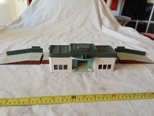 OO GAUGE HORNBY DUBLO STATION BUILDING WITH PLATFORM & RAMPS BEEN PAINTED  (D51)