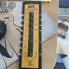 KEY CUTTING MACHINE/KEY BLANKS