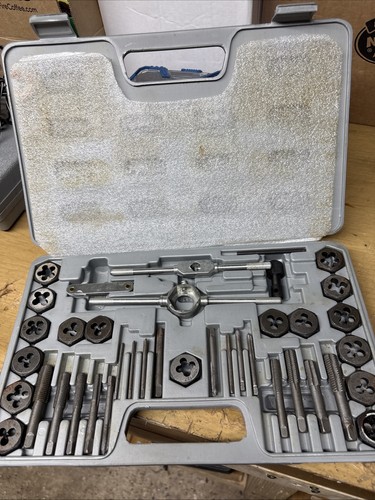 Piece metric tap die set - &,
