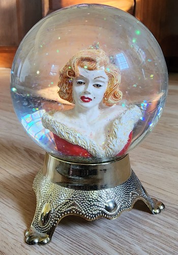 Vintage marilyn monroe - marilyn, snow