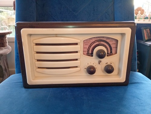 Vintage bakelite radio model - bakelite,
