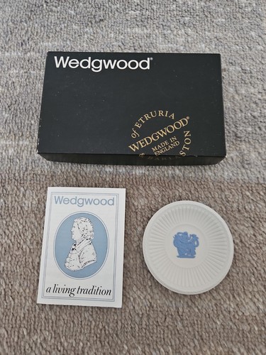 Boxed wedgwood jasperware pin - boxed,