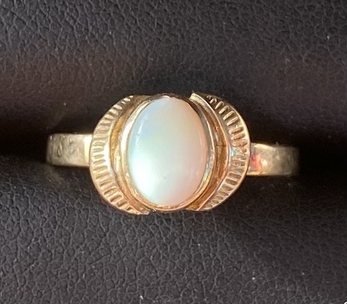 Yellow gold natural opal - 9k,