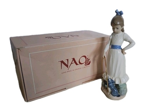 Nao lladro girl - by,