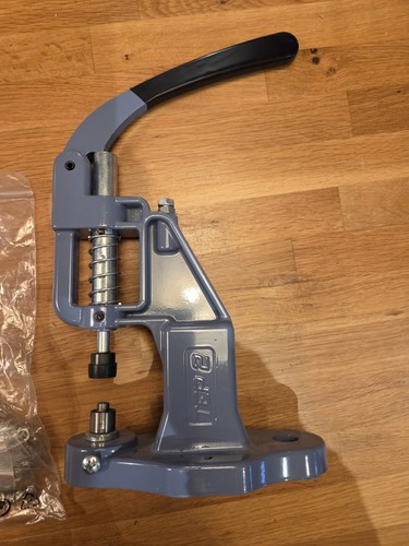 Hand press with open ring - press,