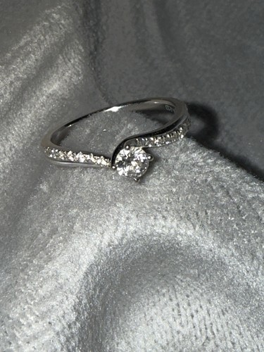 18ct white gold0 33ct - 18ct,