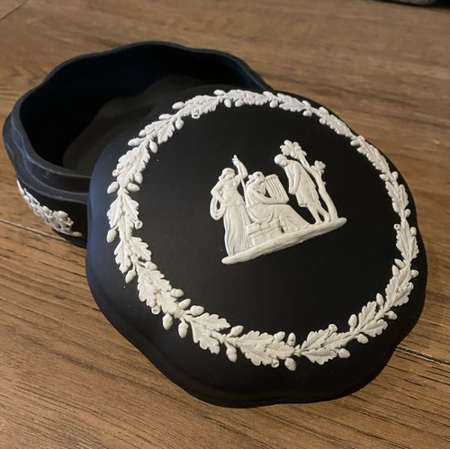 Beautiful large wedgwood - beautiful,