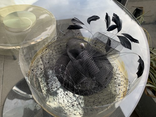 Black feather fascinator - black,