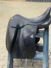 dressage saddle 17" medium width