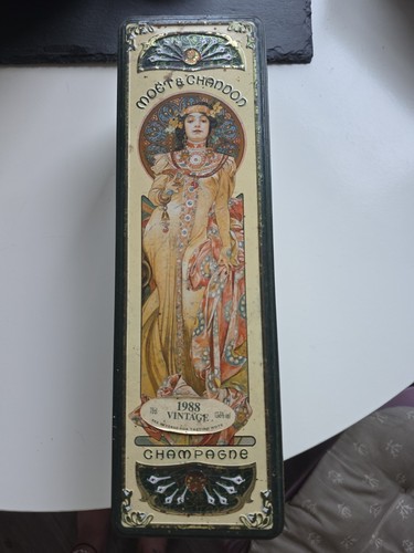 Moet chandon champagne - chandon, tin