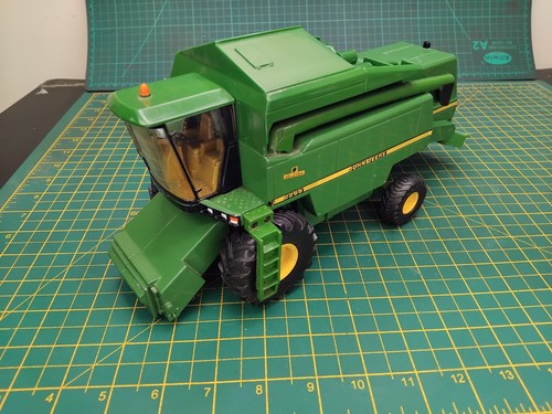 John deere 2266 combine - 1:32,