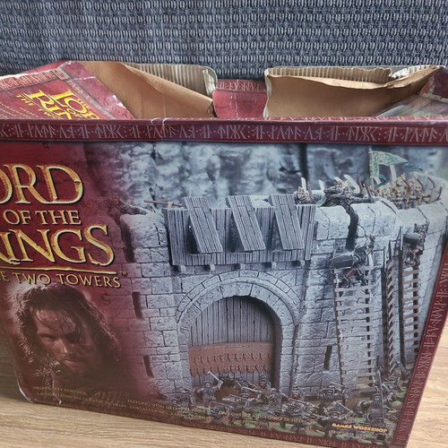 Helm deep fortress lord of - helm's,