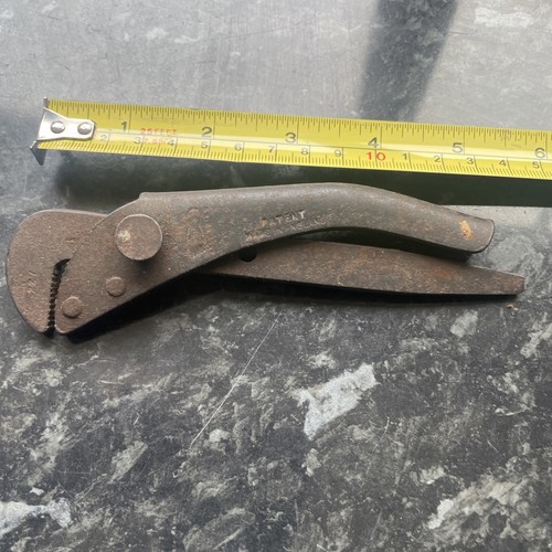 Footprint pipe wrench grips - ,