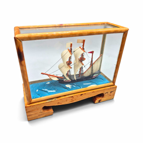 Vtg diorama ship - diorama, case