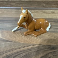 BESWICK HORSE FOAL LYING DOWN PALOMINO GLOSS FINISH MODEL No. 915 PERFECT