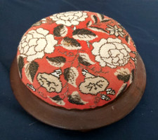 HIGH QUALITY UNUSUAL ANTIQUE/VINTAGE WOOD FOOTSTOOL WITH ORNATE BEADWORK TOP   m