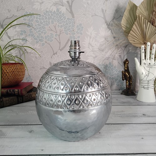 Hammered chrome ball table - hammered,