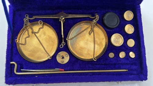 Small set brass scales - set, in