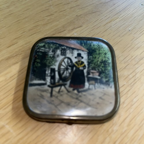 Powder compact welsh lady - powder,